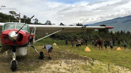 Wetap - test landing - Wilfred Knigge putting chockst at aircraft