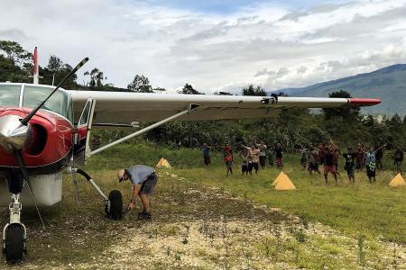 Wetap - test landing - Wilfred Knigge putting chockst at aircraft