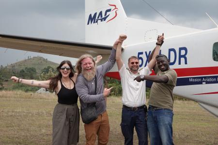 Justine ad his team upload pilot Rembrand for a beautiful flight to Fortpotal airstrip