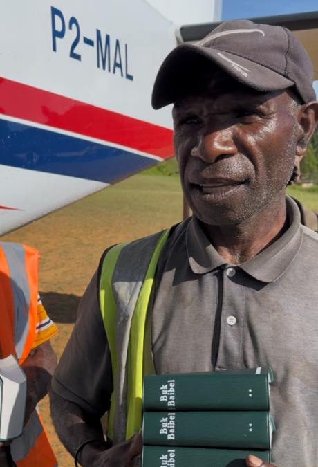 Kos with 3 Tok Pisin Bibles