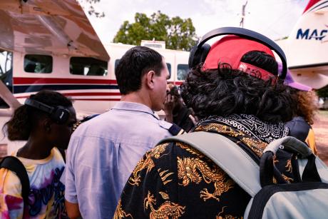 Yolngu studetns with MAF pilot at plane